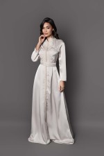 Caftan marocain en drap de soie beige col mao brodé argent pour fiançailles Soulef