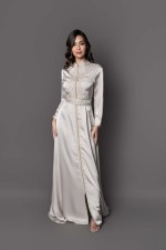 Caftan marocain en drap de soie beige col mao brodé argent pour fiançailles Soulef