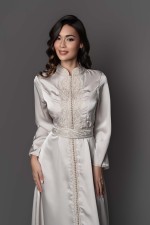 Caftan marocain en drap de soie beige col mao brodé argent pour fiançailles Soulef