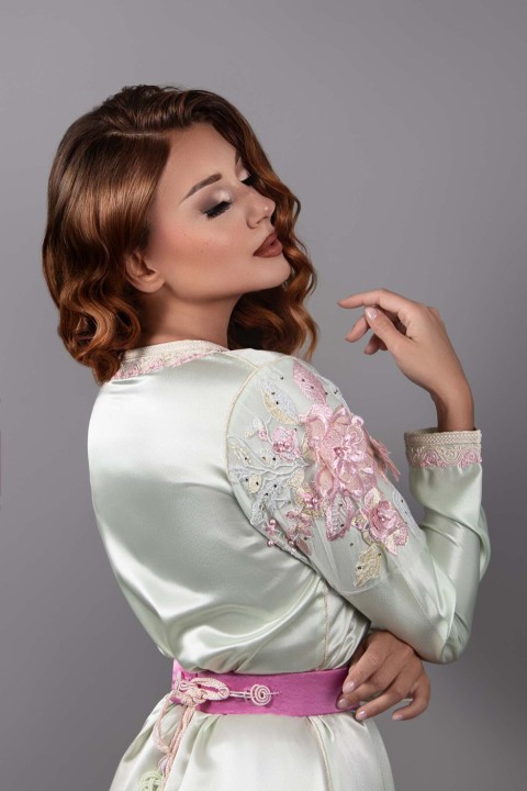 Zeitlose Eleganz: Sehr helles grünes Satin- und Fuchsia-Kaftan