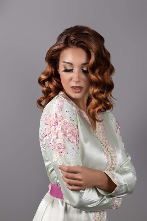 Caftan en satin de soie vert pâle avec pantalon et ceinture