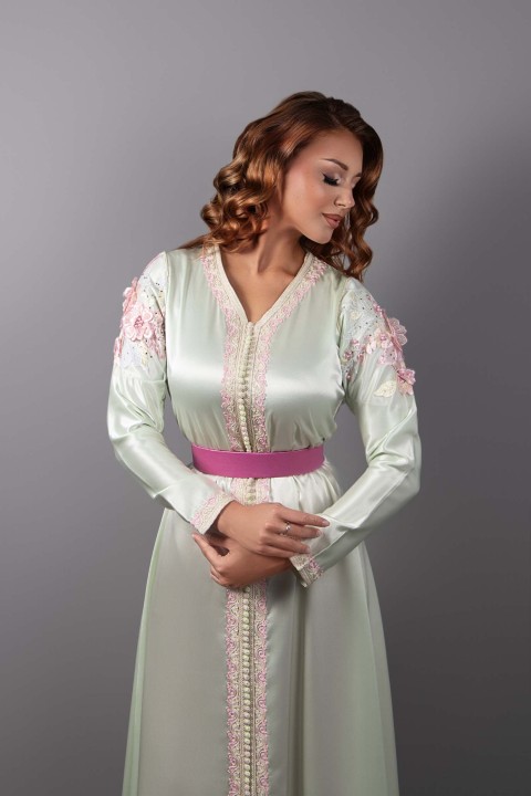 Zeitlose Eleganz: Sehr helles grünes Satin- und Fuchsia-Kaftan