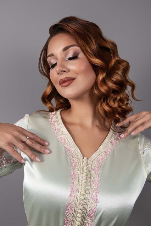 Caftan en satin de soie vert pâle avec pantalon et ceinture