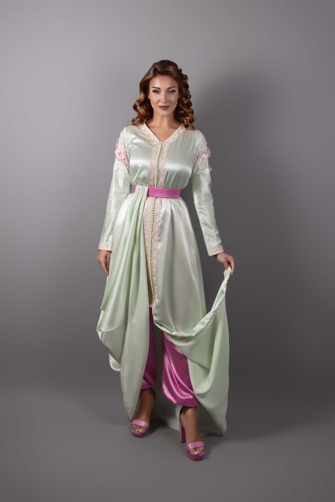 Eleganza senza tempo: Caftan in satin verde molto chiaro e fucsia