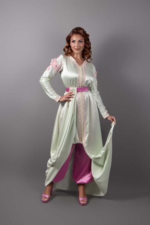 Elegancia atemporal: Caftán de satén verde muy claro y fucsia