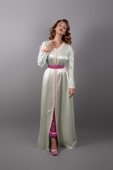 Caftan en satin de soie vert pâle avec pantalon et ceinture