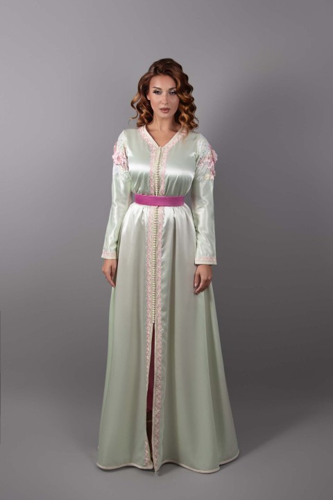 Eleganza senza tempo: Caftan in satin verde molto chiaro e fucsia