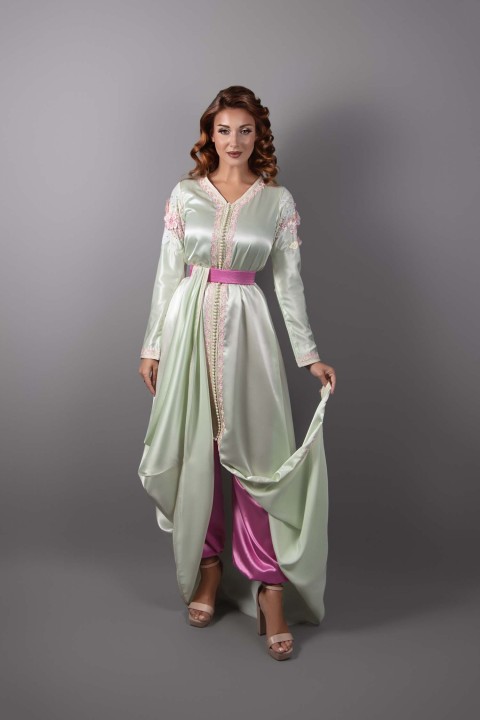 Zeitlose Eleganz: Sehr helles grünes Satin- und Fuchsia-Kaftan