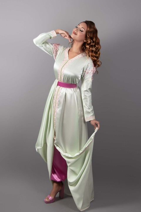 Caftan en satin de soie vert pâle avec pantalon et ceinture
