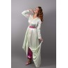 Caftan en satin de soie vert pâle avec pantalon et ceinture