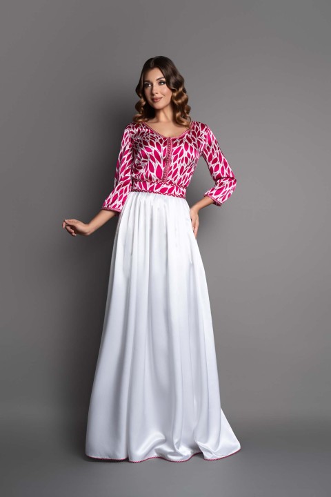 Kaftan de una pieza en alegre y colorido modelo de seda para fiestas orientales