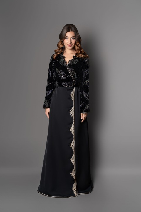 Kaftan negro esconde corazón, tendencia moderna y joven, moda 2023