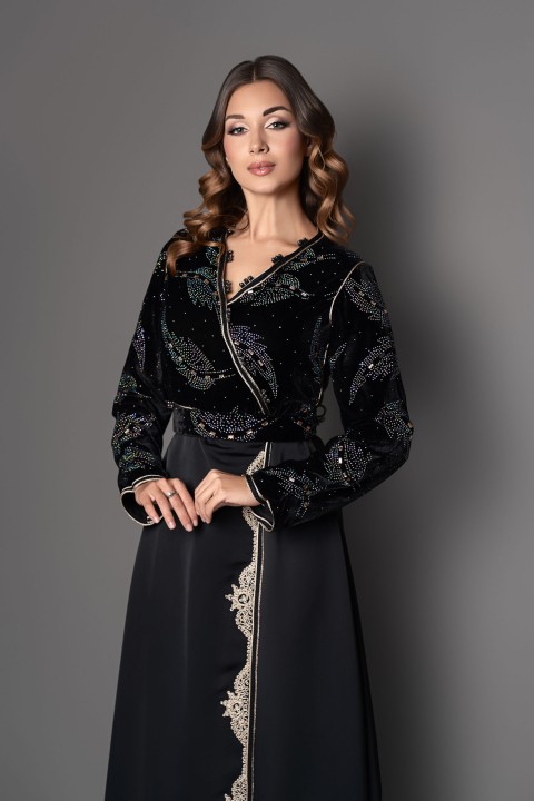 Caftan noir cache coeur, moderne et tendance jeune, mode 2024