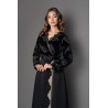 Schwarzer Kaftan verbirgt Herz, moderner und junger Trend, Mode 2023