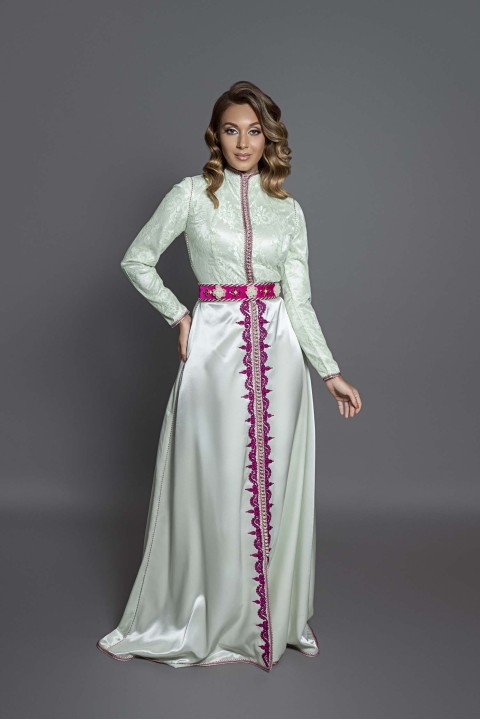 Caftan Louna - caftan marocain de mariée col montant vert pâle fuchsia