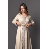 Kaftan Sunlight B: Beige zijden satijnen set met paarse en groene biezen en handgemaakte knopen