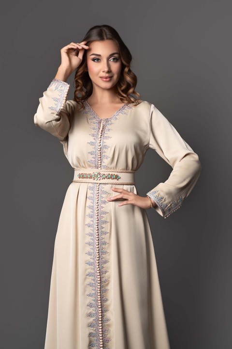 Caftan Sunlight B: Parure in raso di seta beige con rifiniture viola e verdi e bottoni artigianali