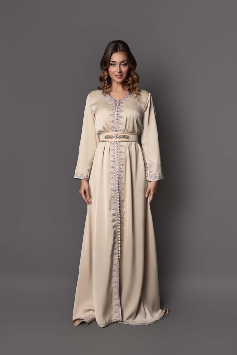 Caftan Sunlight B: Parure in raso di seta beige con rifiniture viola e verdi e bottoni artigianali