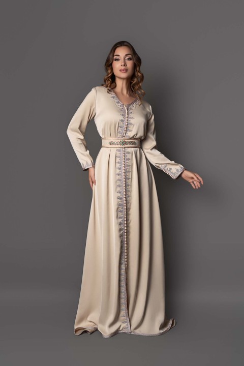 Caftan Sunlight B : caftan en drap de soie beige avec broderies rose, vert
