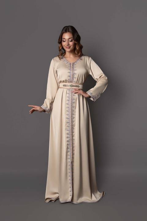 Caftan Sunlight B: Conjunto de raso de seda beige con ribetes morados y verdes y botones artesanales