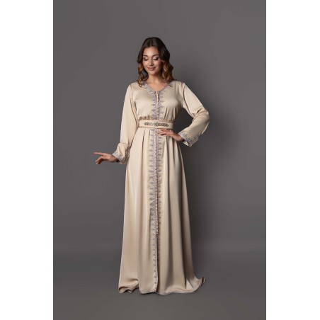 Caftan Sunlight B: Conjunto de raso de seda beige con ribetes morados y verdes y botones artesanales