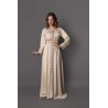 Caftan Sunlight B : caftan en drap de soie beige avec broderies rose, vert