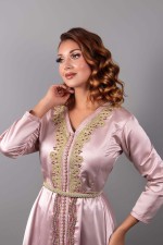 Caftan marocain moderne satin soie rose perlé main - Caftan Roukia sur mesure
