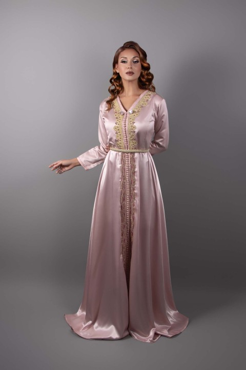 Acheter caftan marocain mariage satin soie rose perlé main - Caftan Roukia