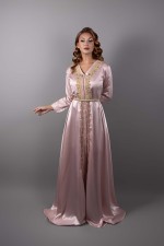 Acheter caftan marocain mariage satin soie rose perlé main - Caftan Roukia