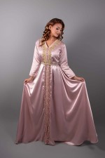 Caftan Roukia - caftan marocain de mariée satin soie rose perlé main expédié à Paris
