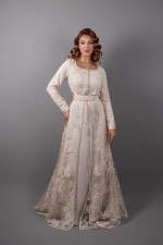 Takchita marocaine moderne dentelle beige argenté - Caftan Lamia sur mesure