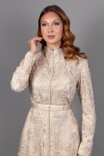 Caftan marocain de cérémonie brodé main col montant dentelle beige - Caftan Nashwa Luxe