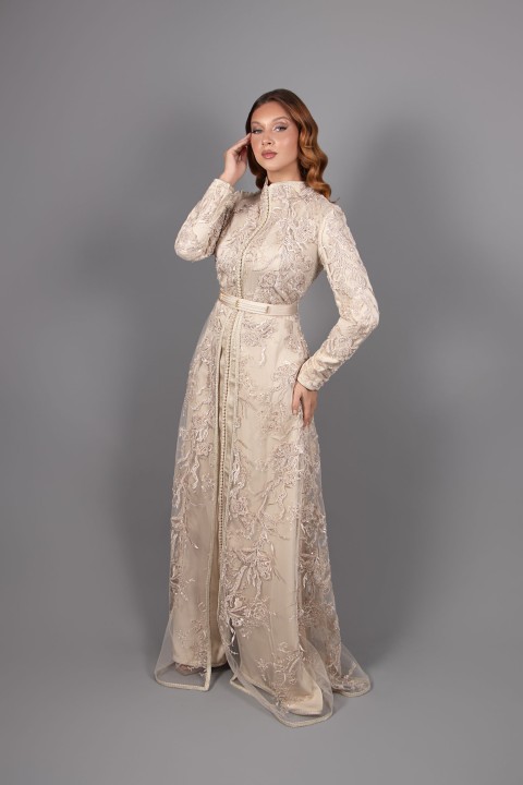 Acheter caftan marocain de soirée col montant dentelle beige - Caftan Nashwa Luxe