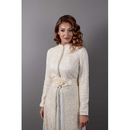 Lace Elegance: Ecru/Rose Caftan with Floral Belt and Refined Details