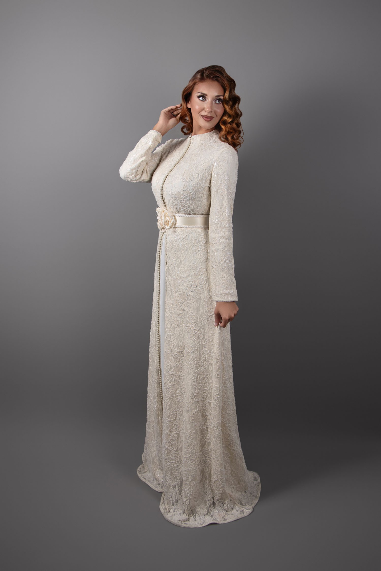 Lace Elegance: Ecru/Rose Caftan with Floral Belt and Refined Details