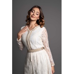 Caftan Edwige - Élégance et raffinement dans un ensemble en dentelle blanche et satin de soie ivoire