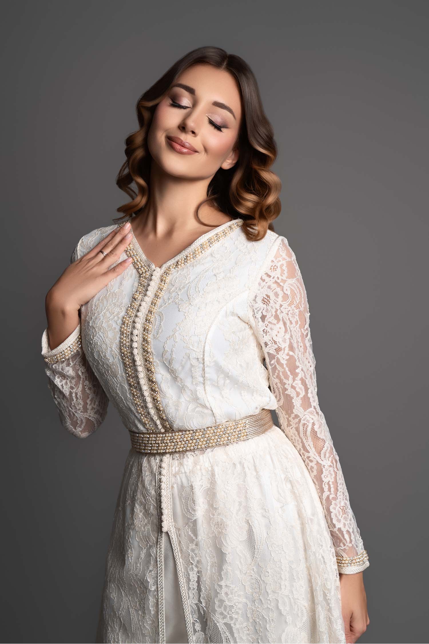 Caftan Edwige - Élégance et raffinement dans un ensemble en dentelle blanche et satin de soie ivoire