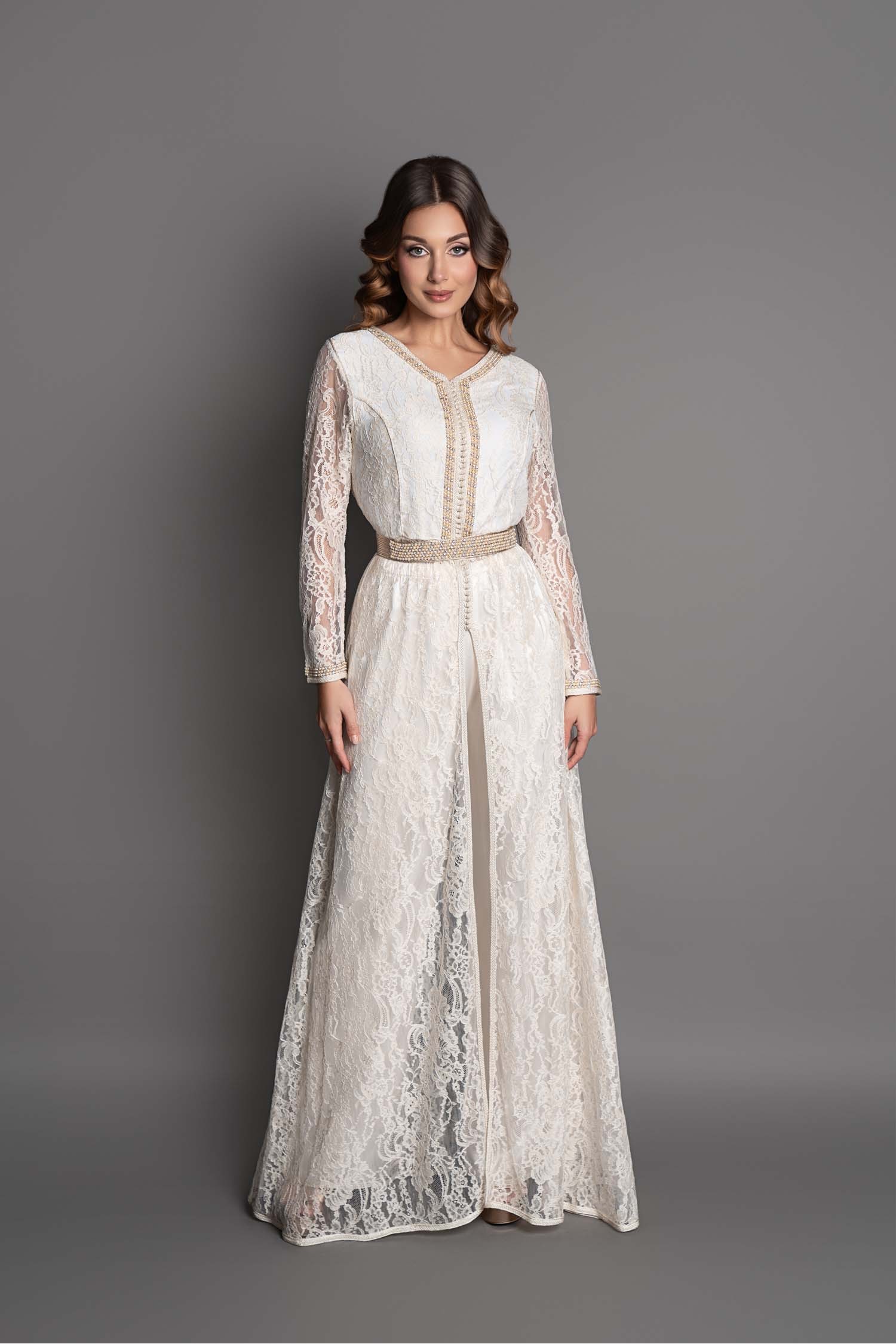 Caftan Edwige - Élégance et raffinement dans un ensemble en dentelle blanche et satin de soie ivoire