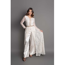 Caftan Edwige - Élégance et raffinement dans un ensemble en dentelle blanche et satin de soie ivoire