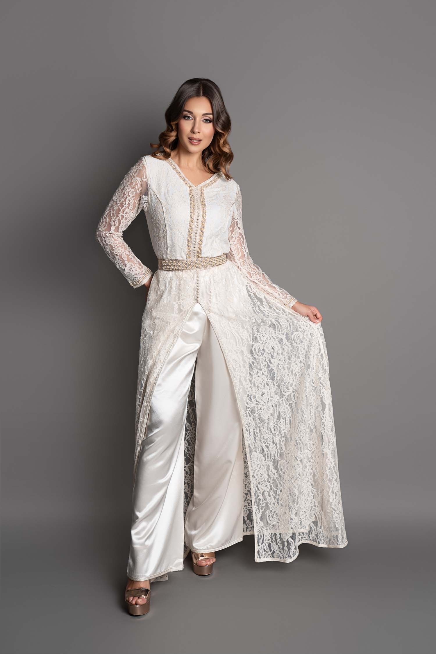 Caftan Edwige - Élégance et raffinement dans un ensemble en dentelle blanche et satin de soie ivoire