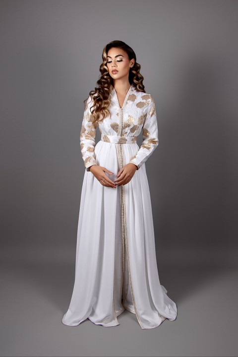 Caftan Chahra brocart blanc doré col montant - takchita marocaine de mariée à commander en ligne