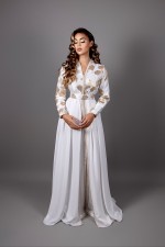 Caftan Chahra brocart blanc doré col montant - takchita marocaine de mariée à commander en ligne