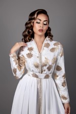 Caftan Chahra - tenue de mariée marocaine brocart blanc doré col montant