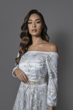 Caftan Bahia col bateau blanc argenté - takchita marocaine de mariée à commander en ligne
