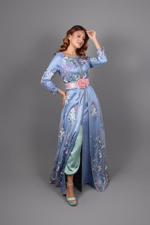 Takchita marocaine moderne col bateau avec pantalon bleu - Caftan Rihla sur mesure