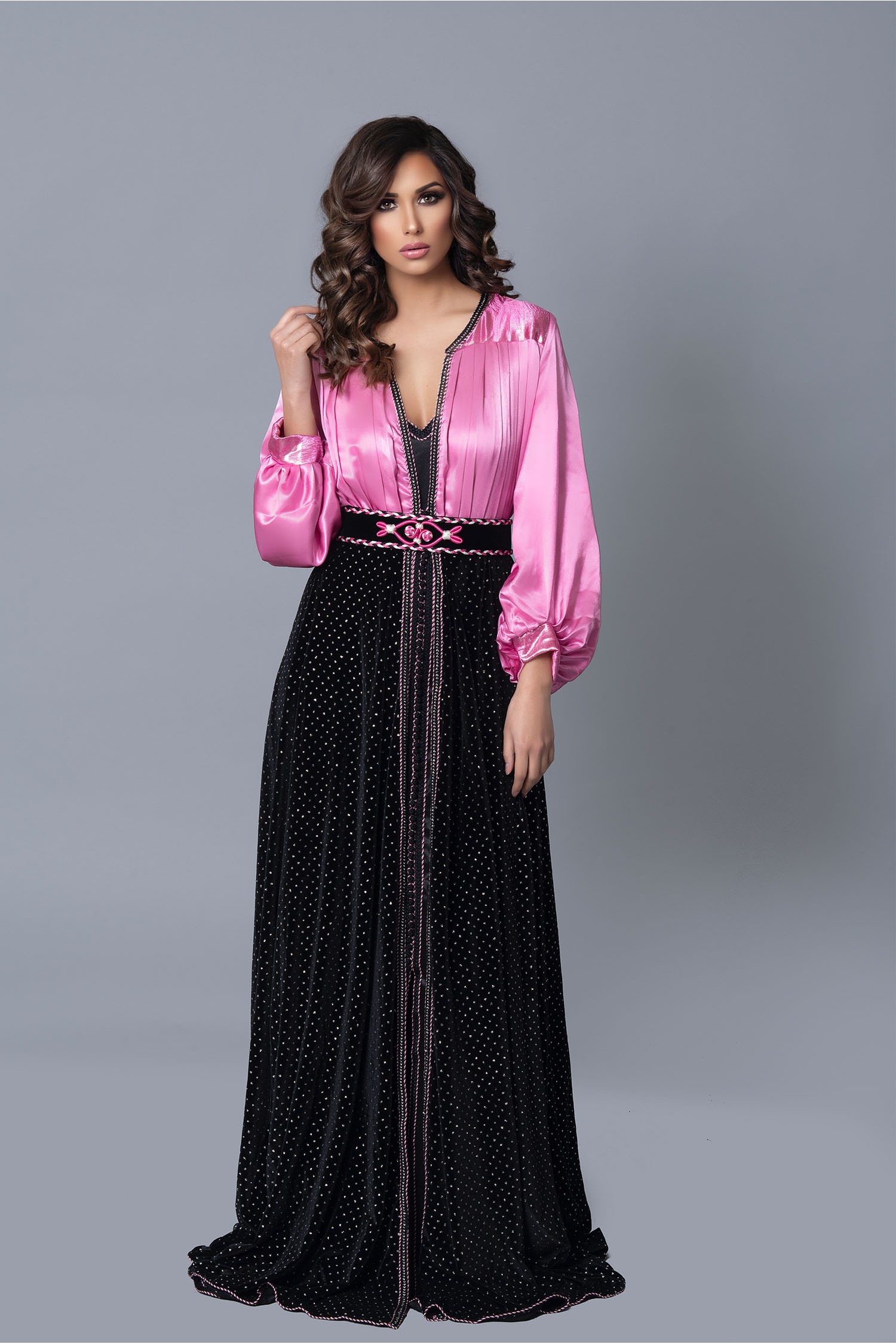 Kaftan à acheter en ligne, avec plis moderne et discret pour mariages orientaux