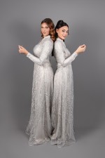 Caftan Feddia, caftan marocain takchita marocaine haute couture coupe ajustée dentelle argenté