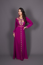 Caftan Fouzia, caftan marocain haute couture marocaine magenta brodé doré