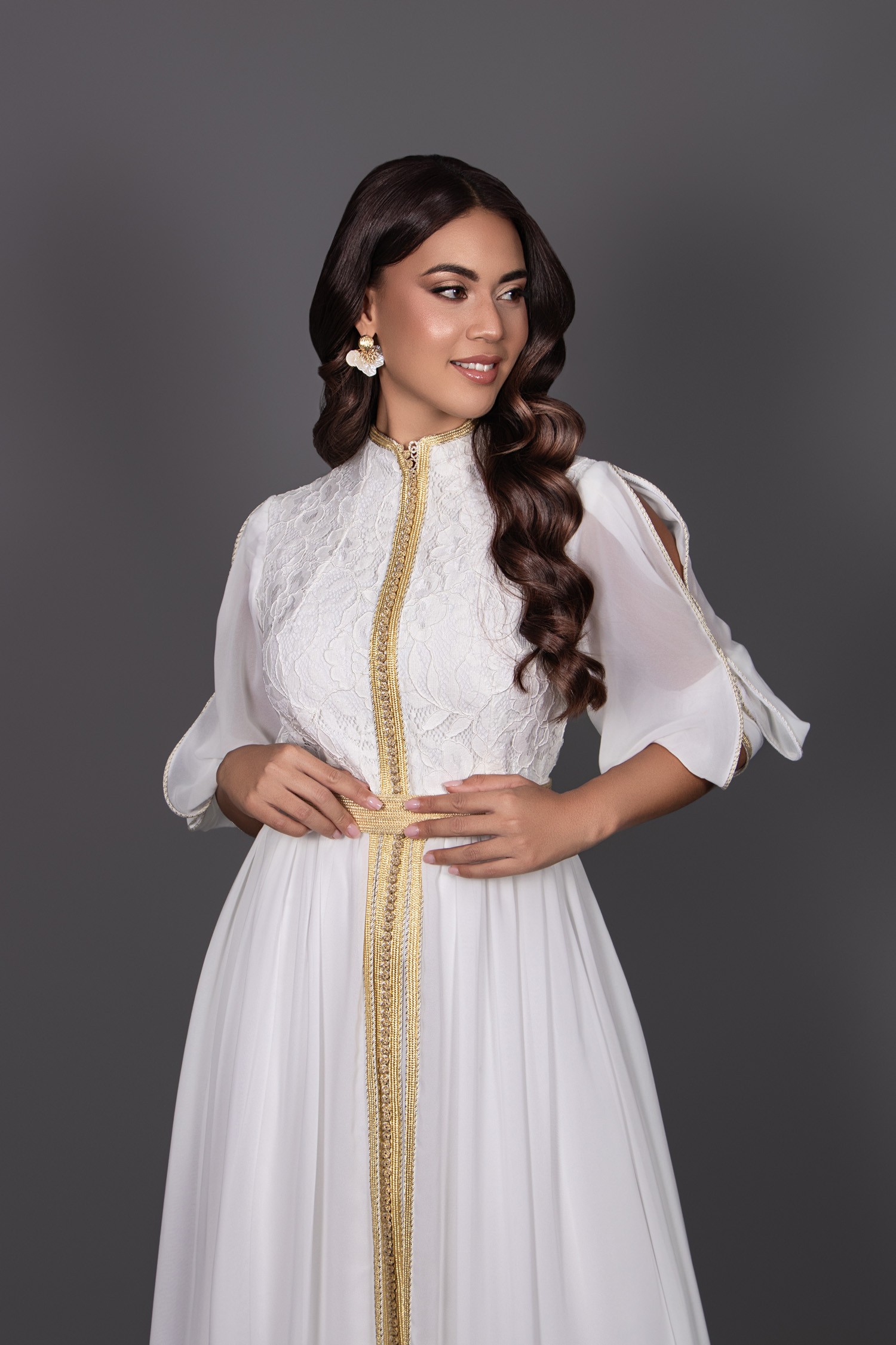 Caftan Blanc & Doré – Élégance et Raffinement Marocain