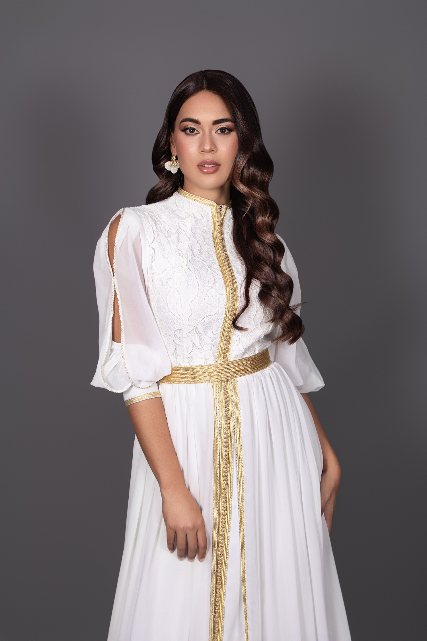 Caftan Blanc & Doré – Élégance et Raffinement Marocain